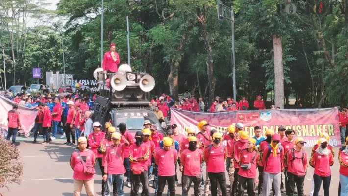 Aksi demo buruh di depan Kantor Bupati Tangerang. (Foto/Veronica)