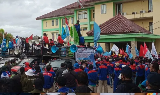 5 ribu buruh duduki kantor Disnaker kawal rapat pleno upah minimum Kota/Kabupaten 2022. (Foto/Veronica)