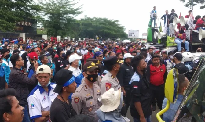 Ratusan buruh yang melakukan aksi kenaikan Upah Minimum Kota (UMK) di KP3B diwarnai aksi ricuh antara dewan pengupahan Provinsi dengan puluhan serikat buruh. (Foto/Luthfi) 