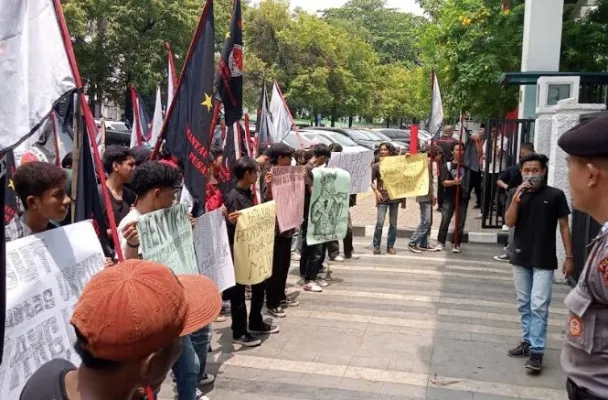 Massa aksi menggeruduk Kantor Kementerian PUPR, Jaksel, Rabu (15/11/2023). (Ist)