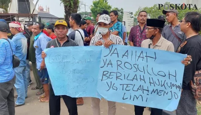 Massa aksi pengemudi angkot trayek Serang-Balaraja saat tuntut penghentian operasional angkot bodong (Bilal)