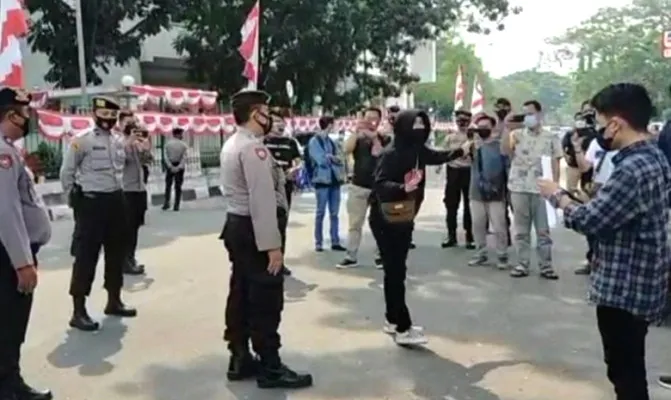 Aksi demonstrasi penolakan perpanjangan PPKM Darurat di Gedung Setda Lebak. (Foto/yusuf)