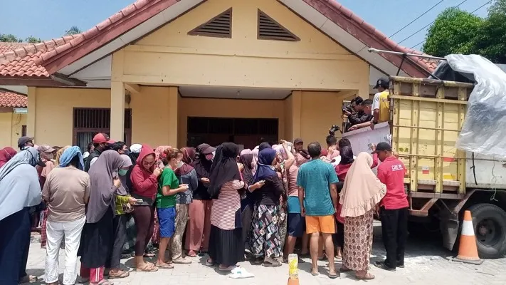 Warga Kecamatan Babelan, Kabupaten Bekasi saat mengantre tebus beras murah beberapa waktu lalu. (Poskota.co.id/Ihsan Fahmi)