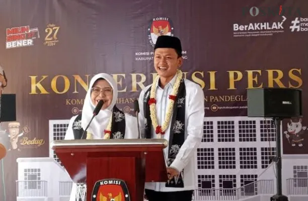 Paslon Bupati-Wakil Bupati Pandeglang nomor 02, Rd. Dewi Setiani-Iing Andri Supriadi. (Poskota/Samsul Fathony)