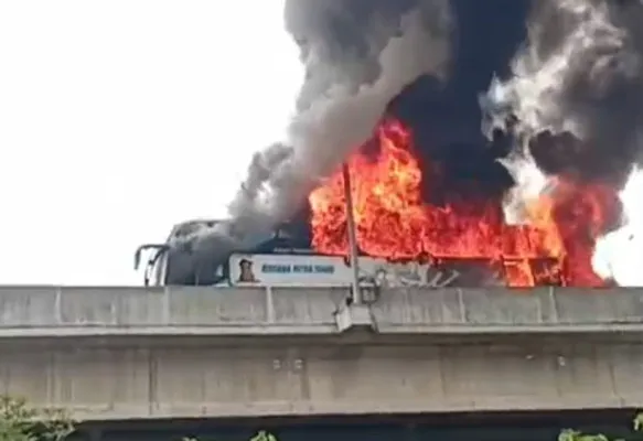 Bus pariwisata terbakar di Jalan Tol Wiyoto Wiyono KM 03, Cipinang Besar Utara, Jatinegara, Jakarta Timur, Kamis, 24 Oktober 2024. (Warga)