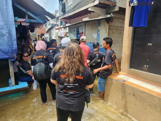 Timses paslon Gubernur Jakarta nomor urut 2, Dharma Pongrekun-Kun Wardana Abyoto turun langsung ke lokasi terdampak banjir rob di kawasan Muara Angke, Jakarta Utara pada Selasa, 19 November 2024. (Poskota/Pandi Ramedhan)