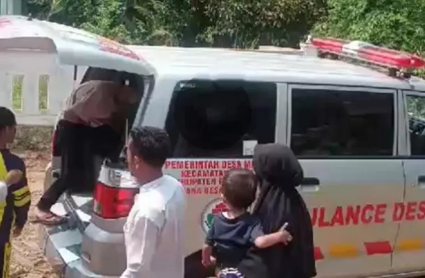 Sejumlah korban keracunan makanan di Majau Pandeglang saat hendak di bawa ke Puskesmas. (Foto: Ist).