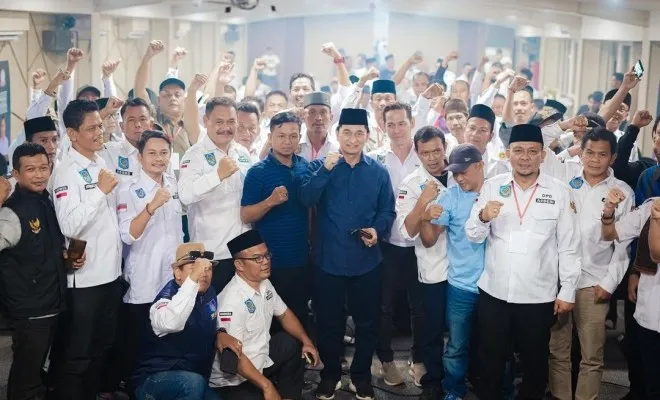 Sejumlah anggota Apdesi Banten mendeklarasikan dukungan bagi Dimyati Natakusumah untuk maju Pilgub Banten 2024. (Dok Pribadi: Dimyati Natakusumah)