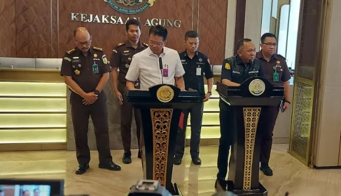 Dirdik Jampidsus Kejagung RI,  Kuntadi didamping Kapuspenkum Kejagung, Dr. Ketut Sumedana kepada wartawan dalam jumpa pers di Gedung Utama Kejagung RI.(angga)