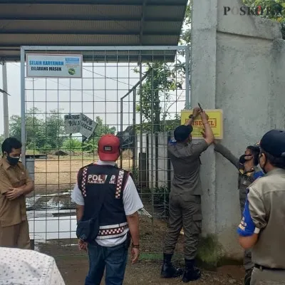 Petugas melakukan penyegelan peternakan ilegal di Sajira (foto: yusuf)