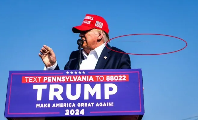 Donald Trump, mantan Presiden Amerika Serikat, selamat dari peluru yang ditembakan mengarah kepada kepalanya (lingkaran merah) saat berkampanye di Pennsylvania, AS, Sabtu waktu setempat. (X/Twitter/@JakeGagain)