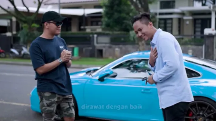 Arief Muhammad saat transaksi mobil Porsche biru dengan Doni Salmanan. (tangkapan layar Youtube Doni Salmanan)