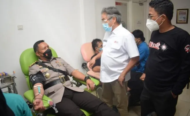 Kapolres saat melakukan donor darah di PMI Kota Tangerang, (iqbal)