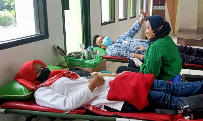 Merayakan hari ulang tahun Korpri ke 50, Kecamatan Pinang dan PMI Kecamatan Pinang melakukan kegiatan bakti sosial dan menggalang donor darah. (Foto/iqbal)