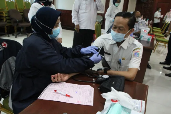 Plt. Walikota Jaksel Isnawa Adji menggelar donor darah di Kantor Walikota Jaksel. (adji)