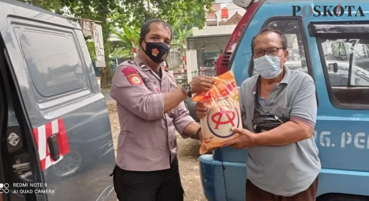 Kapolsek Beji Kompol Agus Khaeron bersama anggota blusukan bagikan beras ke pemukiman slum area dan sopir angkot. (angga)