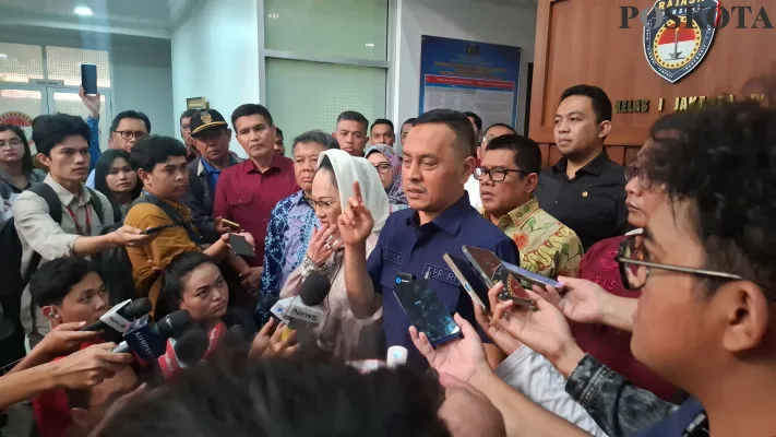 Ketua Komisi XIII DPR RI, Willy Aditya seusai sidak ke Rutan Salemba Kelas 1, Jakarta Pusat pada Kamis, 14 November 2024. (Poskota/Angga Pahlevi)