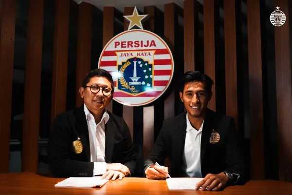 Hanif Sjahbandi (kanan) pemain baru Persija Jakarta (foto/Persija Media)