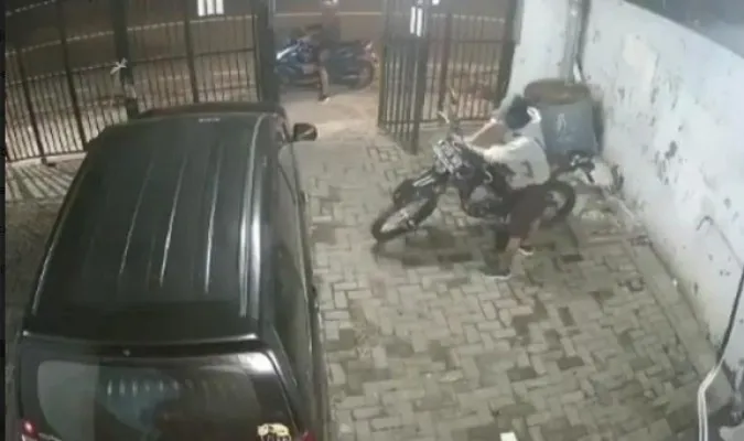 Aksi pencurian sepeda motor terekam kamera cctv di Jalan Kebon Jeruk Raya, Jakarta Barat, Kamis (12/8). (Tangkapan Layar).