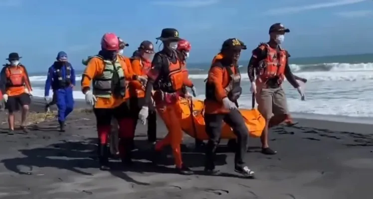 Tim SAR gabungan saat mengevakuasi nelayan asal Lebak yang terseret arus laut di Yogyakarta. (Istimewa)