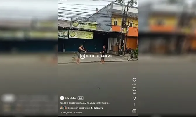 Salah paham, dua pria asal Aceh nyaris adu golok di Karang Tengah, Polres Metro Tangerang ungkap penyebabnya. (Foto/tangkapanlayarvideo@infociledug)