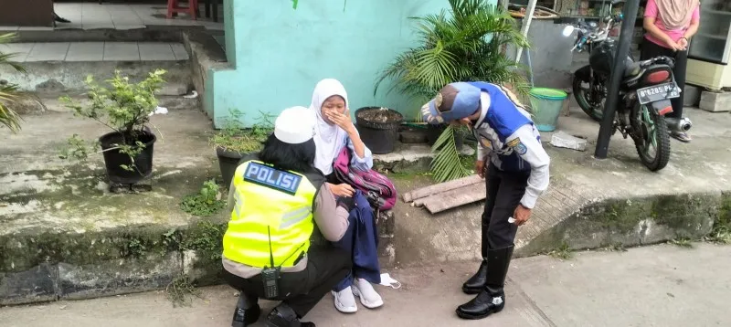 Teks Foto:Kanit Turjawali Satlantas Polres Metro Depok AKP Fitri dengan dishub menolong korban laka siswi pelajar SMP di Juanda. (ist)