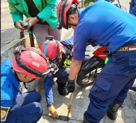 Damkar evakuasi earphone di Bekasi. (Ist).