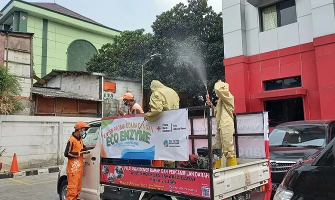 PMI Jakarta Barat semprotkan cairan Eco Enzyme di tiga kelurahan di Grogol Petamburan, Jakarta Barat.(Foto/pmi)