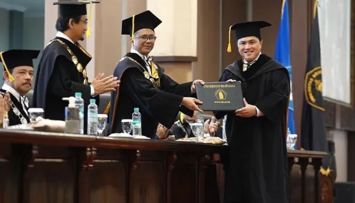 Universitas Brawijaya Beri Gelar Honoris Causa ke Menteri BUMN Erick Thohir. (Instagram/@erickthohir)