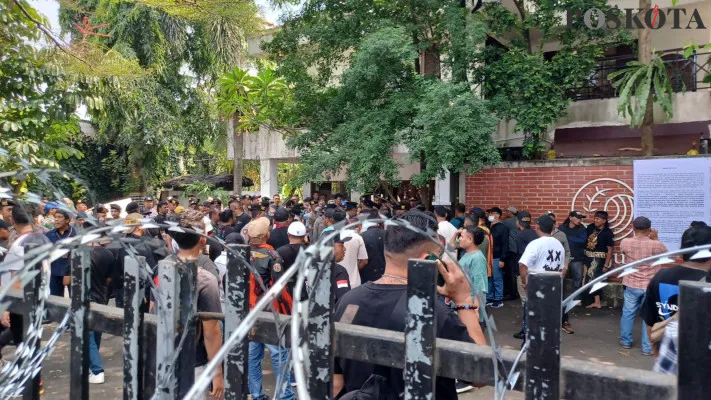 Sejumlah massa menolak eksekusi bangunan di Cilandak, Jakarta Selatan pada Kamis, 12 September 2024. (Poskota/Angga Pahlevi)