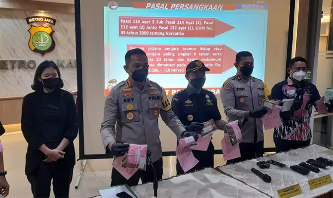 Satuan Narkoba Polres Metro Jakarta Barat berhasil mengamankan 5.005 butir pil ekstasi dan 1,3 kilogram sabu-sabu. (Foto/cr04)