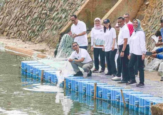 Pj Gubernur DKI Jakarta, Heru Budi Hartono saat menebar benih ikan di Waduk Jagakarsa, Jakarta Selatan (Jaksel).(Istimewa)