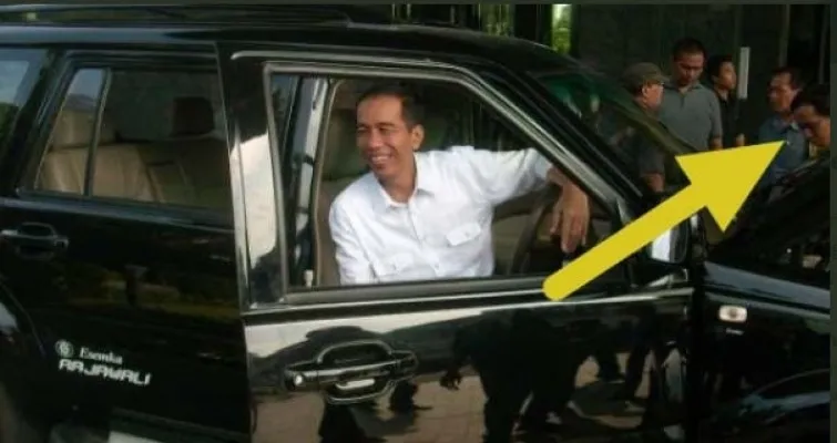 Sebuah unggahan foto Presiden Joko Widodo keluar dari sebuah mobil hitam jenis Sport Utility Vehicle (SUV) Esemka Rajawali beredar di media sosial Twitter.(Foto: akun twitter @ImamNugrohoHD)