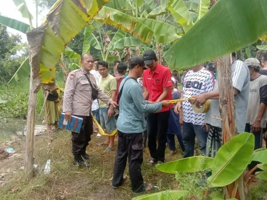 Personel Polsek Pontang saat mengamankan lokasi penemuan mayat bocah berusia 10 tahun. (Dok: Polsek Pontang)