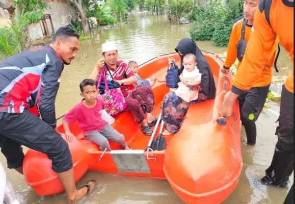 Warga mengungsi akibat banjir di Aceh Utara.. (ist)