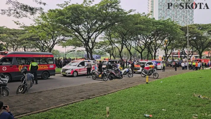 Ambulans mengangkut jenazah korban tewas jatuhnya pesawat di BSD, Kota Tangerang Selatan (Tangsel) pada Minggu, 19 Mei 2024. (Poskota.co.id/Veronica Prasetio)