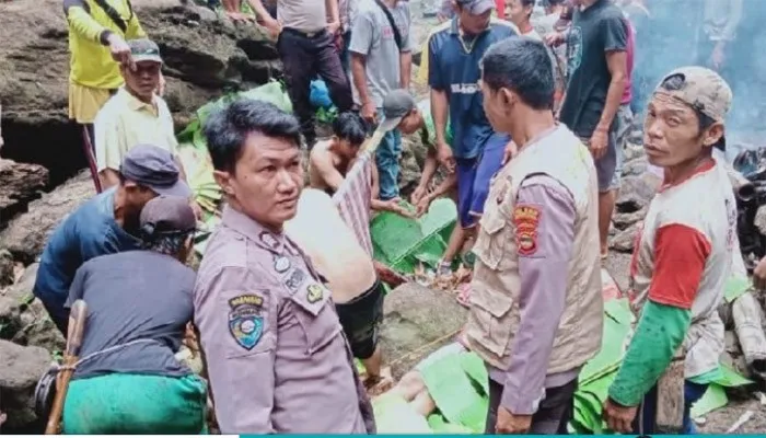 Petugas evakuasi korban tenggelam di Curug Mandi Angin.( Humas Polres Lampura)