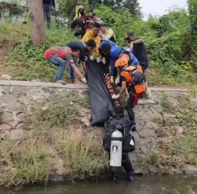 Petugas SAR Bekasi saat menemukan korban di kawasan MM2100, Cikarang Bekasi. (Ist).