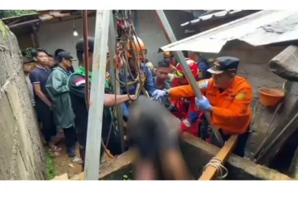 Tangkapan layar video saat petugas berupaya mengevakuasi korban yang tewas di dalam sumur air akiat diduga terlalu banyak menghidup gas karbondioksida dari mesin Alkon. (ist)