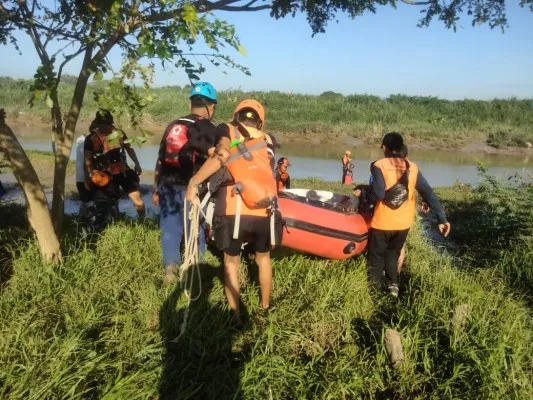 Tim SAR Gabungan melanjutkan pencarian wanita lansia pedagang ikan yang hanyut saat menyeberangi Sungai Citarum. (Dok: Basarnas Jakarta)