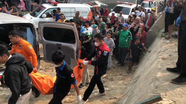 Proses evakuasi tujuh mayat yang ditemukan di Kali Jatiasih, Kota Bekasi pada Minggu, 22 September 2024. (Poskota/Ihsan Fahmi)