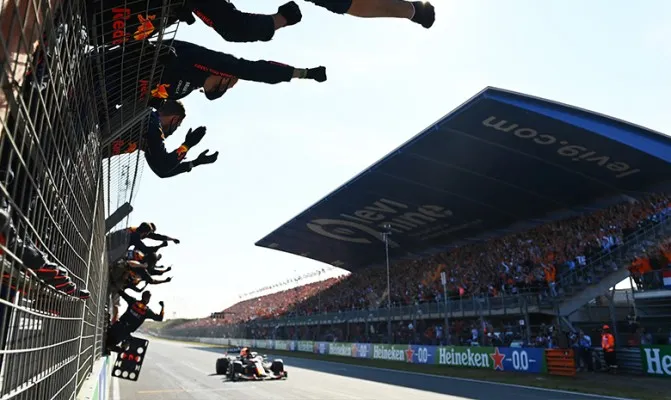 Verstappen berhasil geser posisi Hamilton di puncak klasmen depan 65.000 pendukungnya. (Foto/ redbullcontentpool.com)