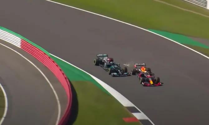 Coba mendahului jelang masuk tikungan jadi mimpu buruk bagi Max Verstappen.(Foto/tangkapanlayaryoutube@formula1)