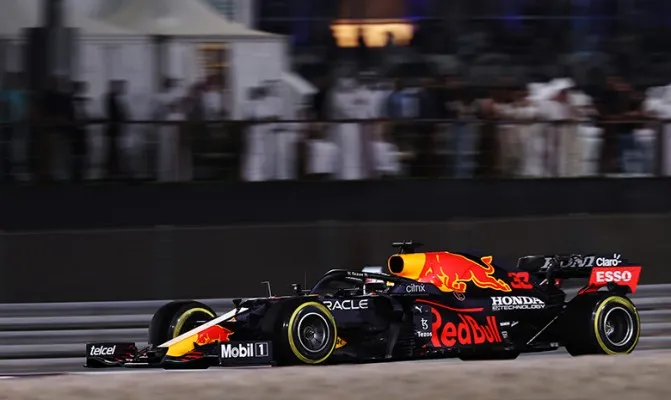 Terganjal penalti bikin Verstappen harus puas jadi runner up di Formula 1, Qatar 2021.(Foto/redbullcontentpool.com)