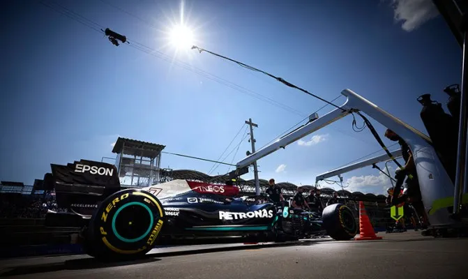 Meskipun tercepat pada kualifikasi, namun Lewis Hamilton harus ekstra kerja keras untuk dapat mengungguli Max Verstappen dengan mobil barunya. (Foto/mercedesamgf1.com)