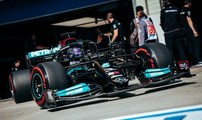 Lewis Hamilton terima penalty mundur 10 posisi saat start karena lakukan pergantian mesin di seri 15 Formula1 Turki. (Foto/mercedesamgf1.com)