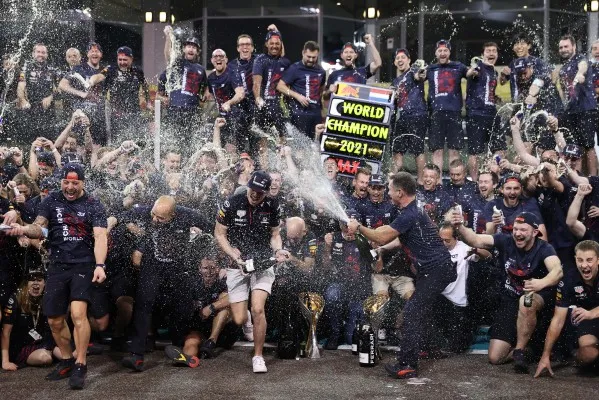 Berhasil menjadi juara dunia Formula1 2021, Max Verstappen mengatakan ini balapan yang luar biasa gila dan sangat emosional. (Foto/redbullcontentpool.com)