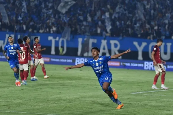 Pemain Sayap Persib Bandung Febri Bow Hariyadi saat mencetak 1 gol ke gawang Bali United. (Foto: web Persib)