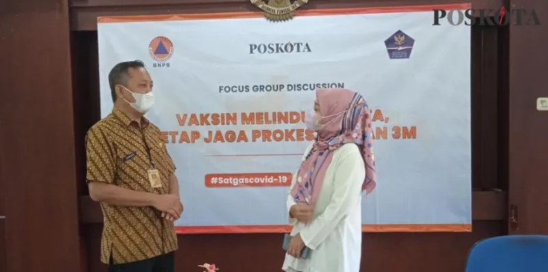 Wakil Pemimpin Umum Poskota, Hj. Irdawati saat berbincang dengan Lurah Sunter Agung Danang Wijanarka diacara Focus Group  Discussion (FGD) di Kantor Lurah Sunter Agung. (yono)