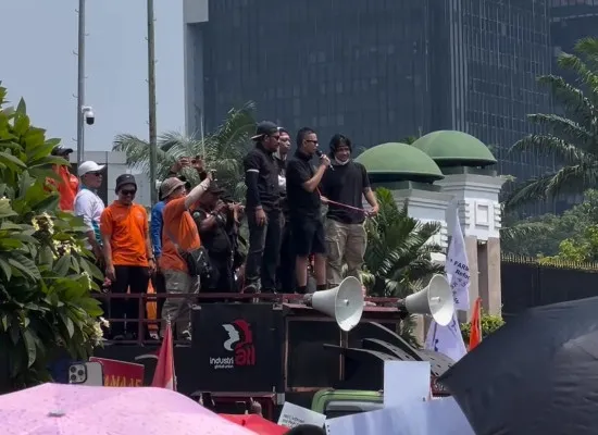 Lagu Agak Laen berkumandang di depan gedung DPR RI. (Instagram @dickysoemarno)